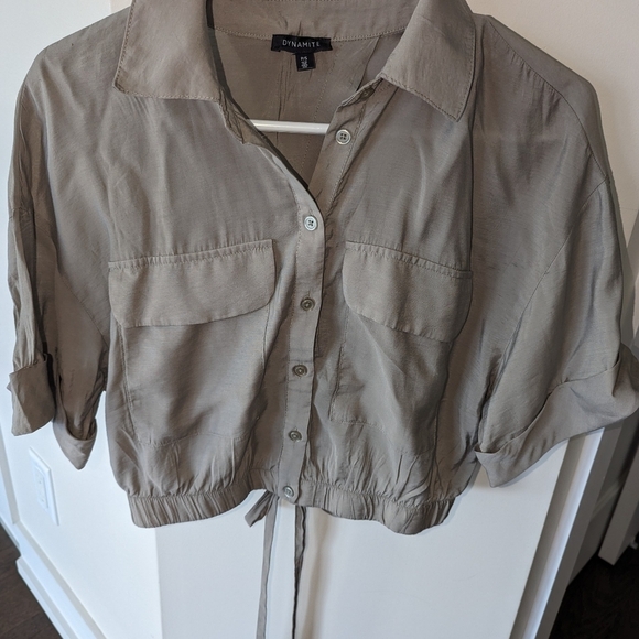 Dynamite crop kaki blouse, elastic waist, short sleeve, open back, drop shoulder - Picture 6 of 6